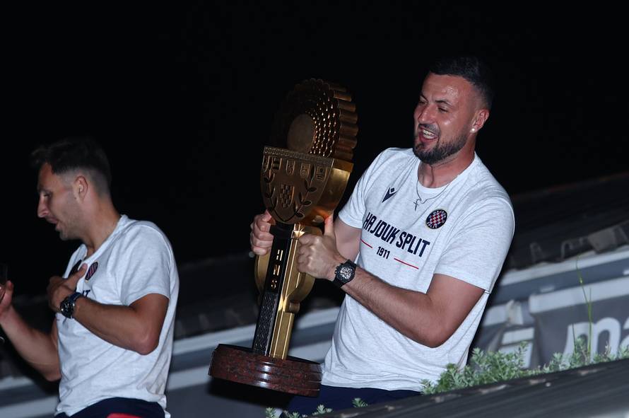 Split: Navijači dočekali igrače Hajduka na Poljudu nakon osvojenog nogometnog Kupa