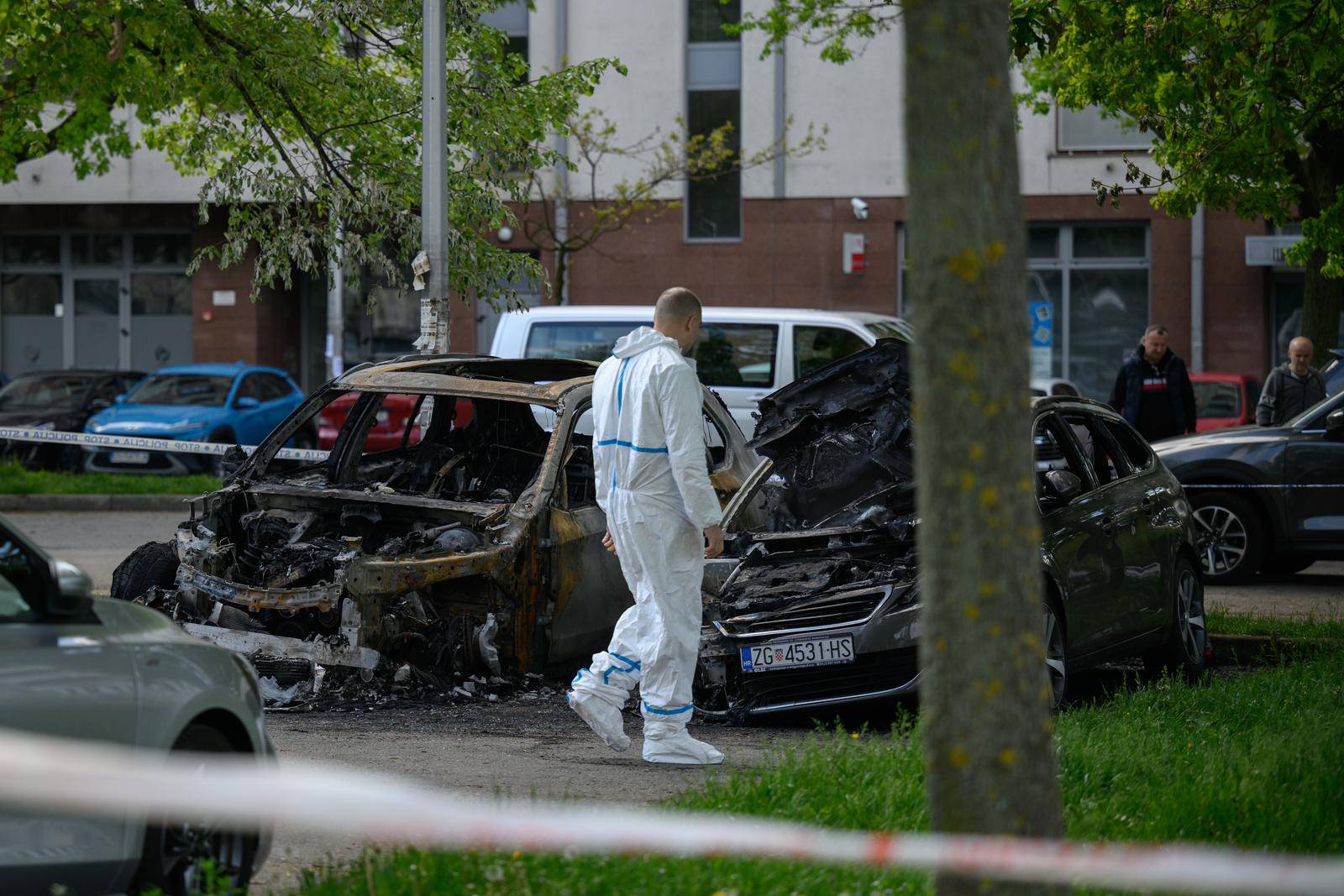 Zagreb: U naselju Ravnice noćas izgorjela dva automobila 