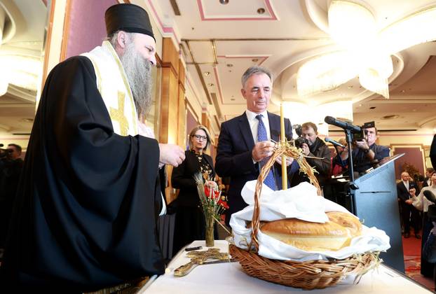 Zagreb: Plenković na prijemu Srpskog narodnog vijeća u kruhu pronašao zlatni novčić