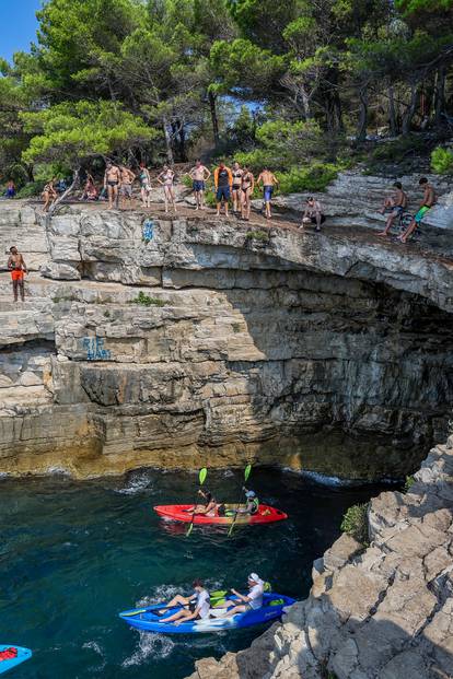 FOTO Lude akrobacije na plaži u Puli: Kupači 'lete' sa stijena, evo kako se bježi od vrućina...