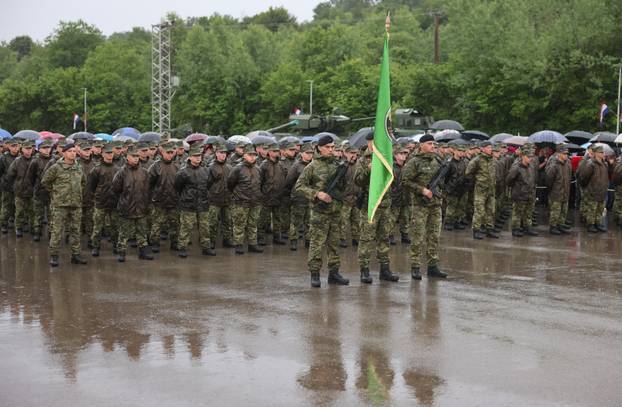 FOTO Suze i zagrljaji u Požegi: 900 novih ročnika položilo prisegu, među njima i 53 žene