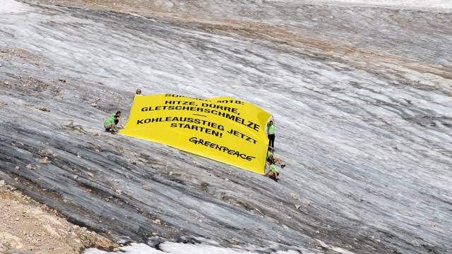 Aktivisti Greenpeacea razvukli banner ususret suši s upozorenjem na globalno zatopljenje