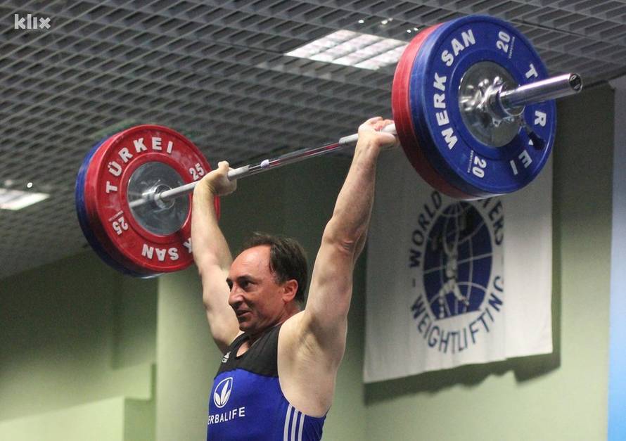 Don Anto diže utege i svoja odličja prodaje da spasi djecu