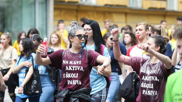 Zagreb: S Trga bana Jelačića krenula povorka maturanata prema Bundeku