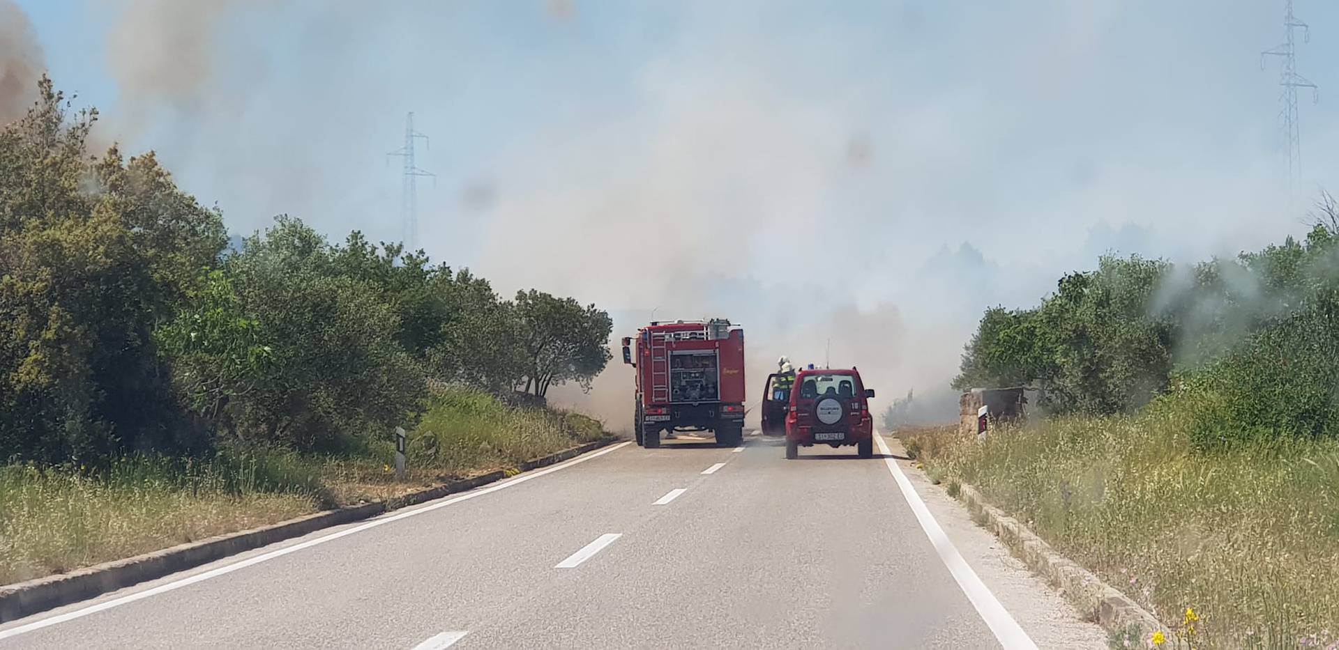 VIDEO Požar kod Šibenika,  zatvorili ceste: 'Vjetar je jak'