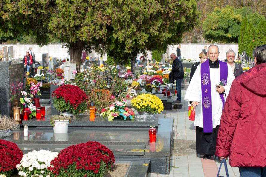 Osijek: GraÄani posjeÄuju grobove dragih preminulih