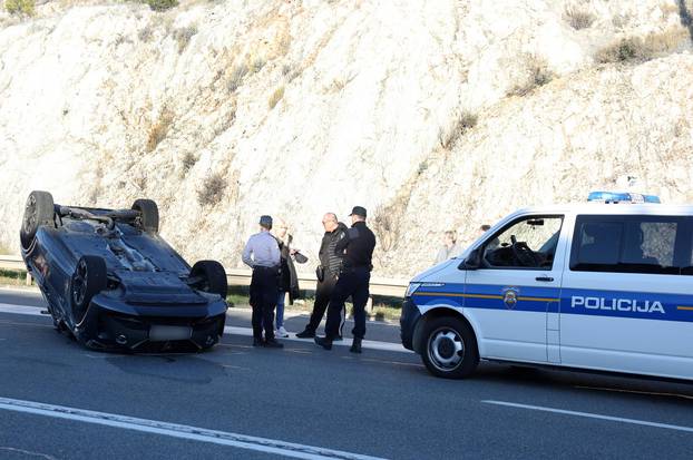 Prometna nesreća u blizini Šibenika, automobil završio na krovu