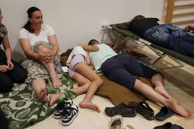 Omiš: Mještani i turisti prenoćili u gradskoj sportskoj dvorani Ribnjak
