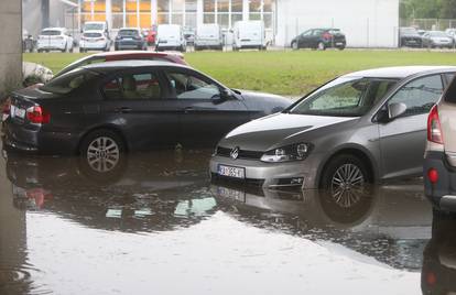 Karlovac: Obilna kiša uzrokovala probleme u prometu