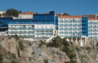 Kamen pao s litice na plažu u Dubrovniku i slomio ženi nogu