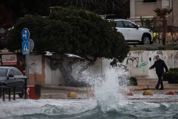 Olujno jugo zahvatilo Kaštela