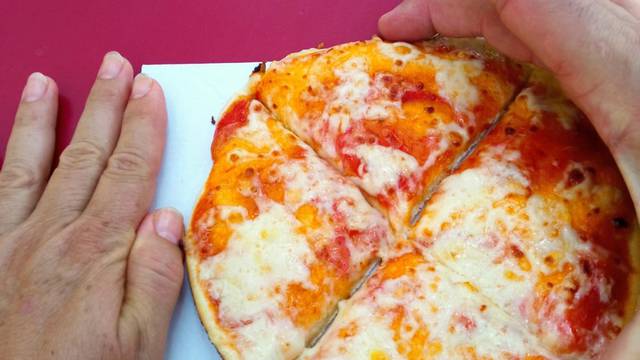 FOTO Hrvati se šale s veličinom 'large' pizze na Braču: 'Odsad na plažu s metrom i vagom'