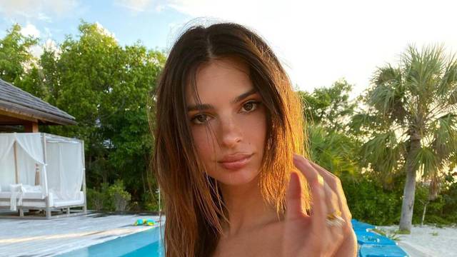 Emily Ratajkowski razljutila je fanove zbog širokih traperica: 'Koja je svrha? Ma sram te bilo'