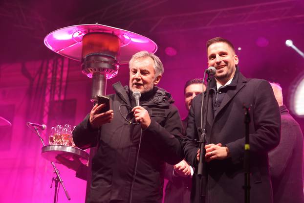 Osječani i njihovi gosti u novu 2026. godinu ušli su uz zvukove legendarnog Miroslava Škore