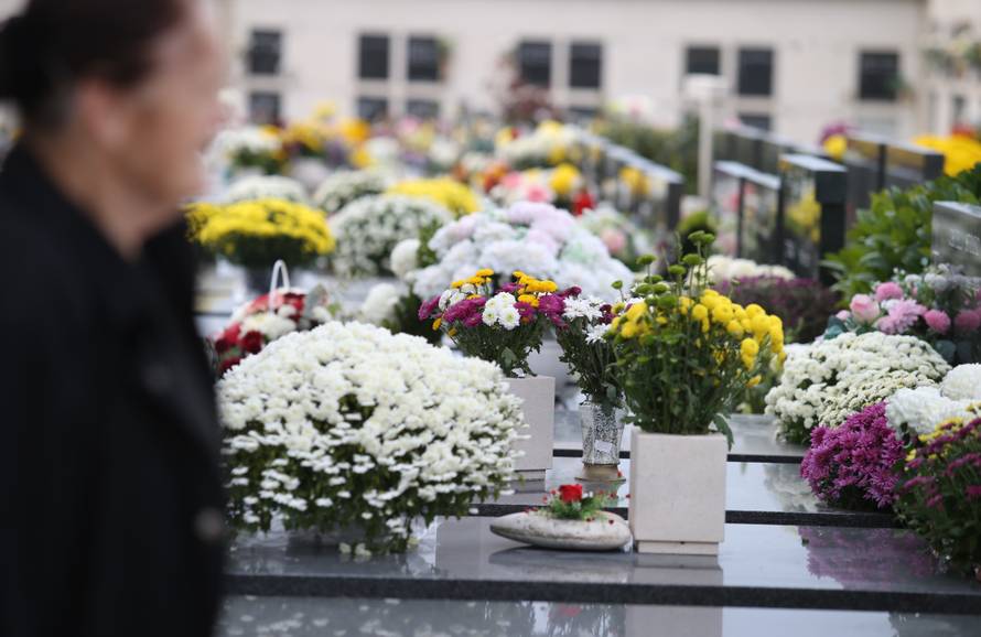 Split: GraÄani obilaze groblja najmilijih na Lovrincu