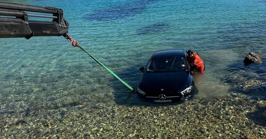 FOTO Divljao na Braču, udario pješaka i pobjegao. Skupocjeni Mercedes pronašli mu u moru
