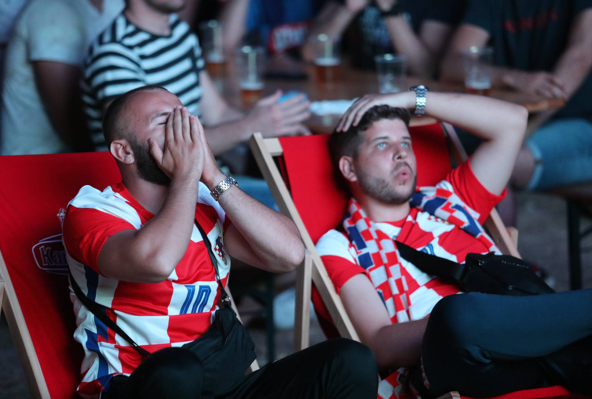 Split: Navijači u fan zoni na Zvončacu prate utakmicu Engleska-Škotska