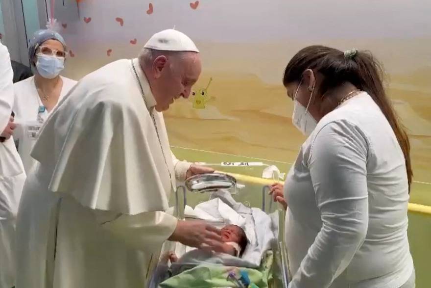 papa krsti djecu