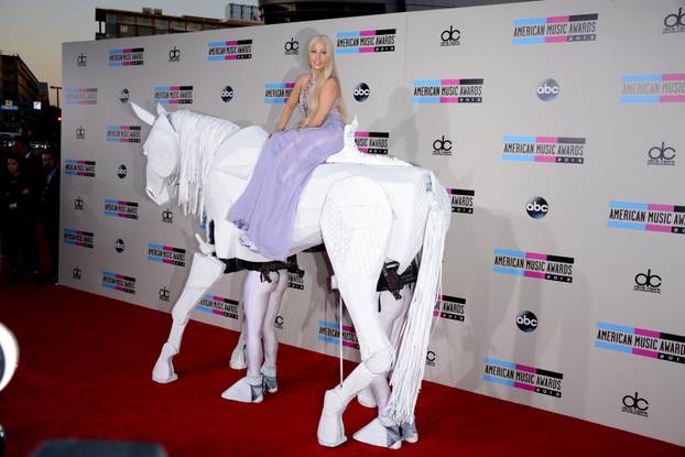 LA: Lady Gaga na bijelom konju izazvala pojavljivanje za pam?enje
