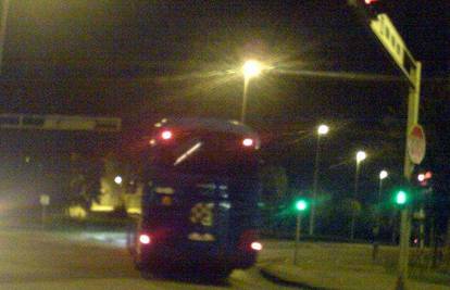 Dinamov autobus prošao kroz crveno svjetlo