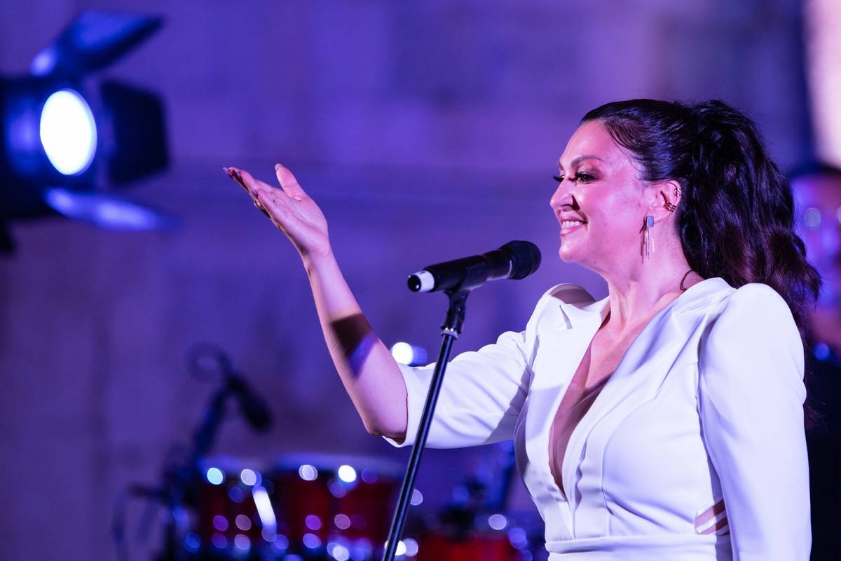 Rođendanski nastup u bijelom: Nina Badrić očarala je publiku haljinom i raskošnim dekolteom