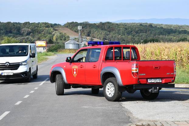 FOTO Izgorjeli skupocjeni auti kraj Požege: Viličarima ih iznosili da spriječe katastrofu