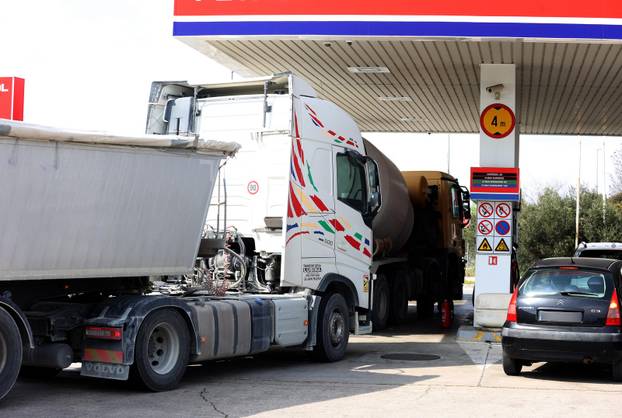 Šibenik: Po?ele su gužve na benzinskim postajama uo?i najavljenog poskupljenja goriva