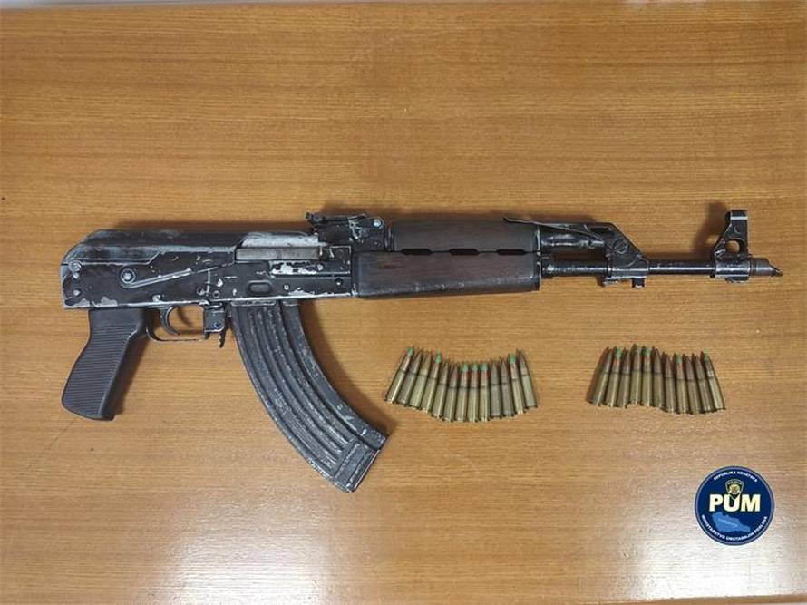FOTO Maloljetnik u Međimurju skrivao automatsku pušku i 20-ak streljiva u obiteljskoj kući...