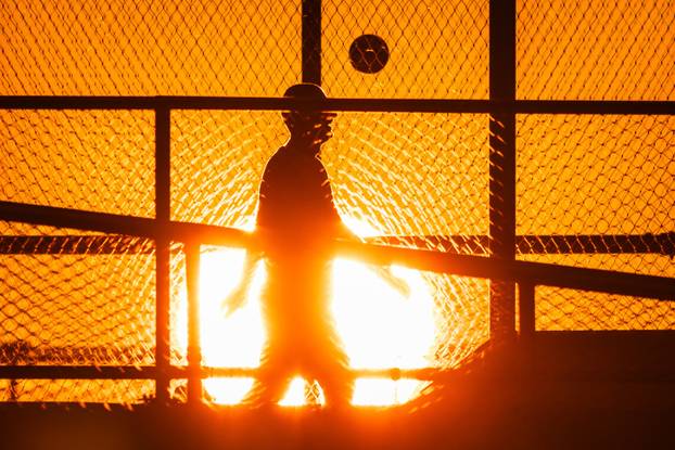 Zalazak sunca iznad igrališta na Žnjanskom platou