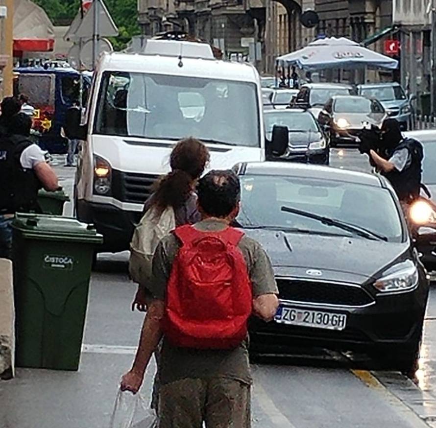 Maskirani policajci naoružani dugim cijevima upali u zgradu