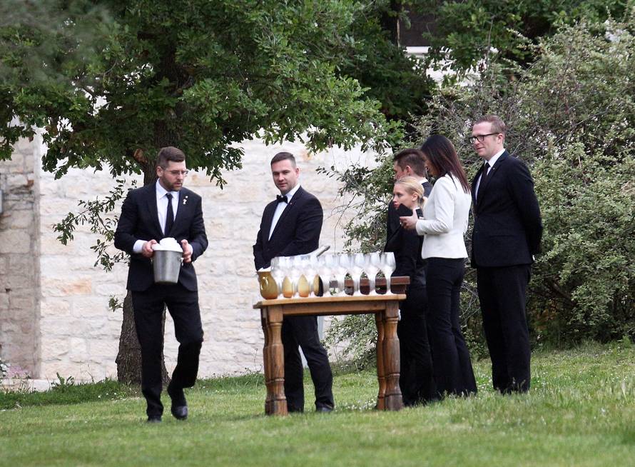 Udala se Maja: Majka ju pratila do Nenada, haljinu radio Mačak