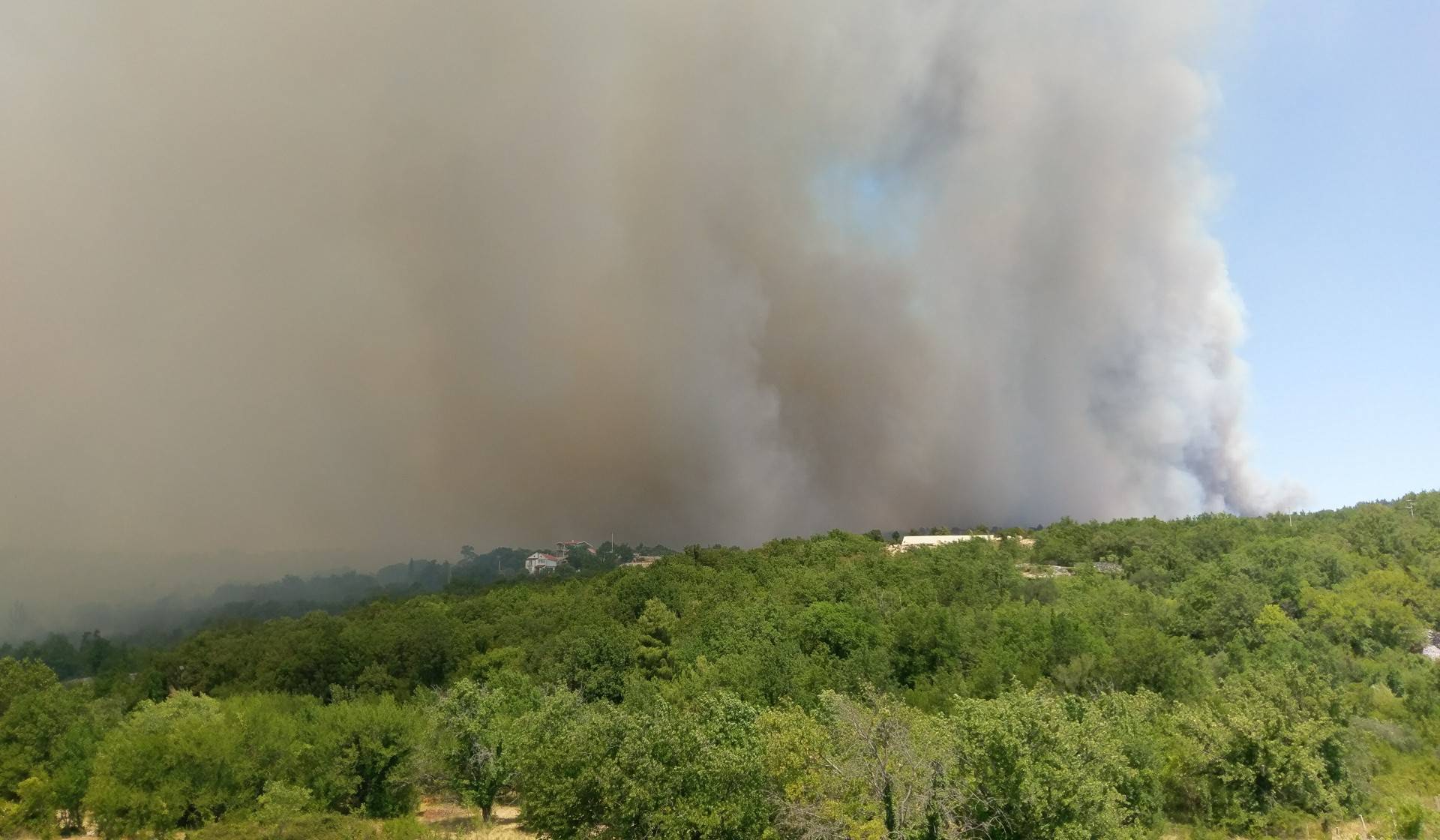 Kod Šibenika spasili kuće, gori kod Šestanovca, na Marjanu...