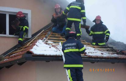 Dimnjak zapalio krov obiteljske  kuće, vatrogasci ugasili požar