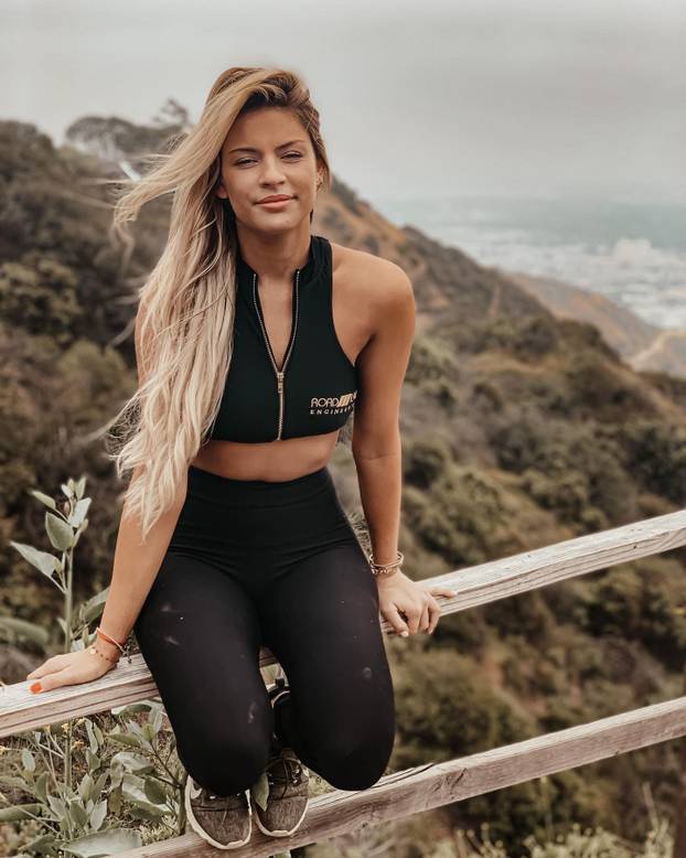 FOTO Paklena je za volanom, a tek kad skine gaćice i grudnjak