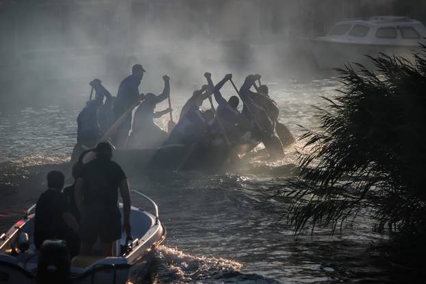 Prolazak Maratona lađa kroz Rogotin uz bakljadu