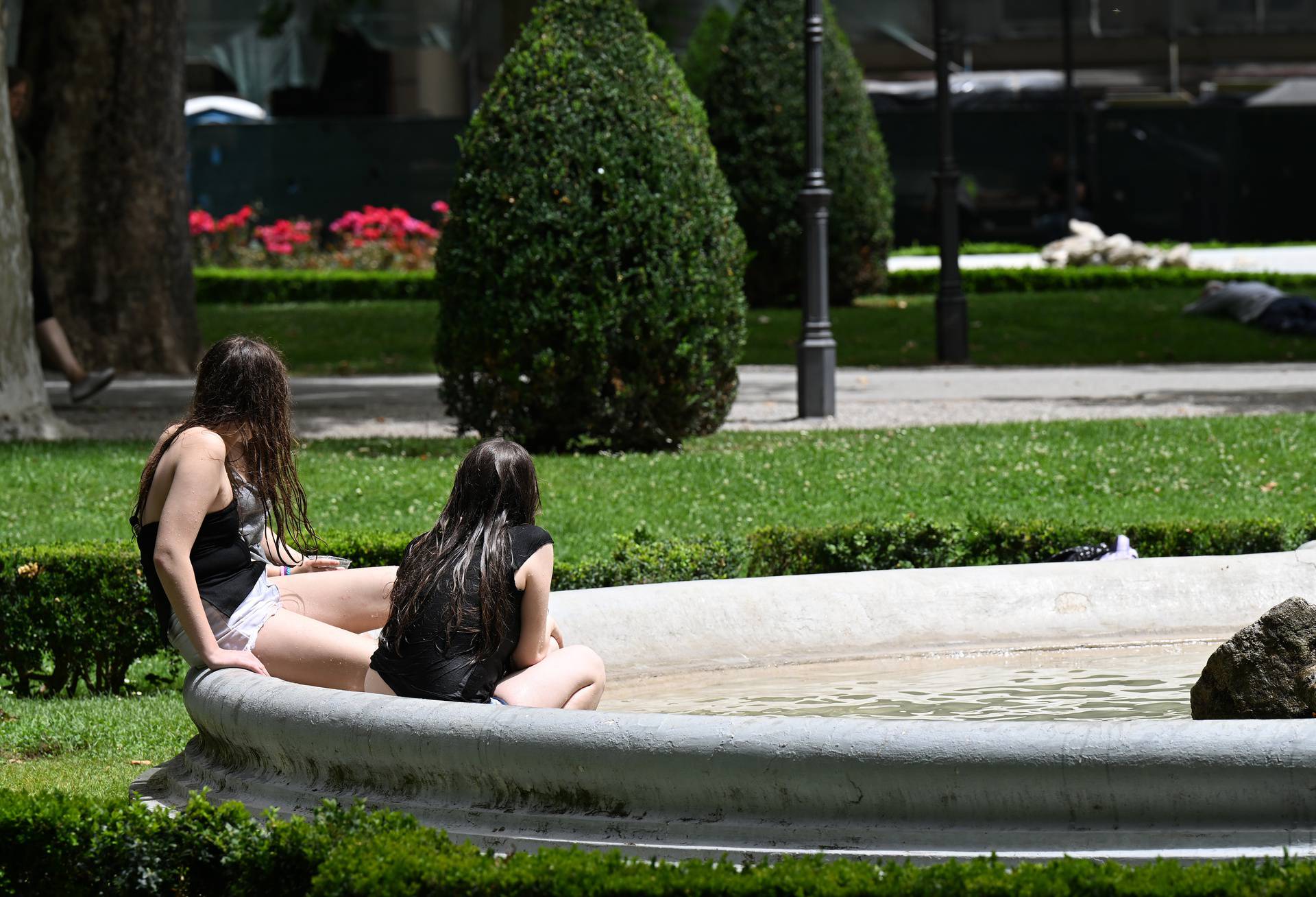 Zagreb: Građani spas od vrućine pronalaze u hladu Zrinjevca ili fontanama