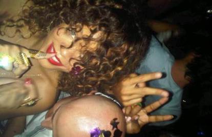 Ma što će joj more! Rihanna se kupa u alkoholu i super joj je!