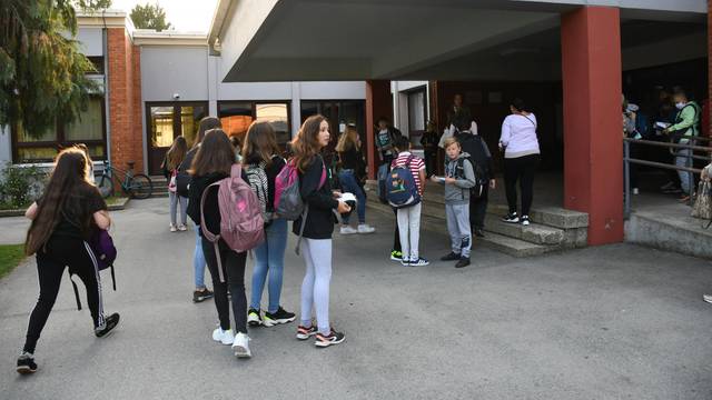 Bjelovar: Po prvi puta i bjelovarski učenici prvi dan škole dolaze s maskama
