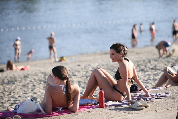 Osijek: Osječani pronašli osvježenje kupanjem na Dravi