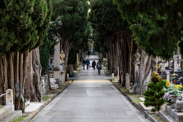 Pula: Obilazak grobova noću uoči blagdana Svih svetih