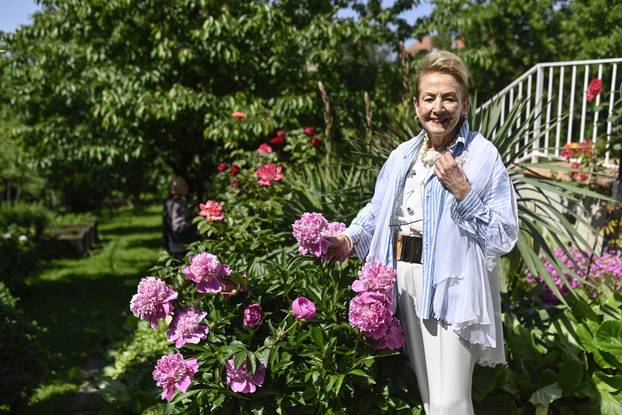 Zagreb: Ksenija Urli&ccaron;i&cacute; u svom vrtu za koji je dobila nagradu Floraarta