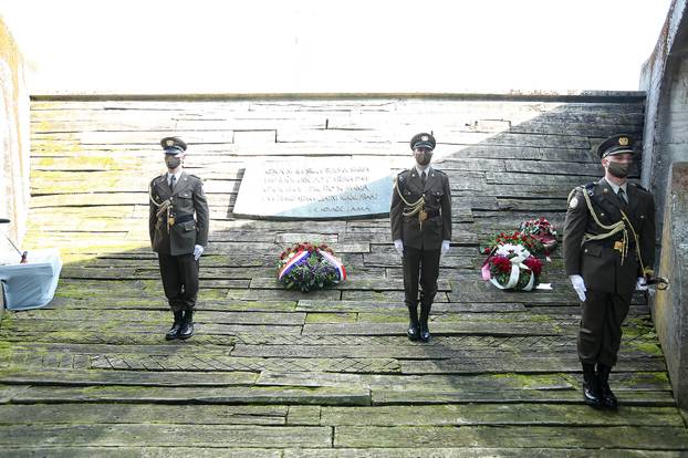Premijer Plenković sa suradnicim položio vijence povodom 76. obljetnice Jasenovca