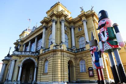 Zagreb: Ispred Hrvatskog narodnog kazališta postavljeni su orašari