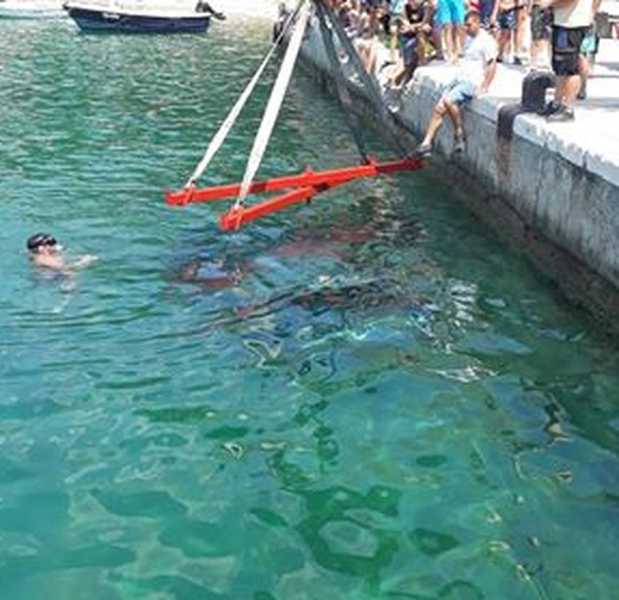 Drama kod Makarske: Skakali u more da izvuku vozača auta...