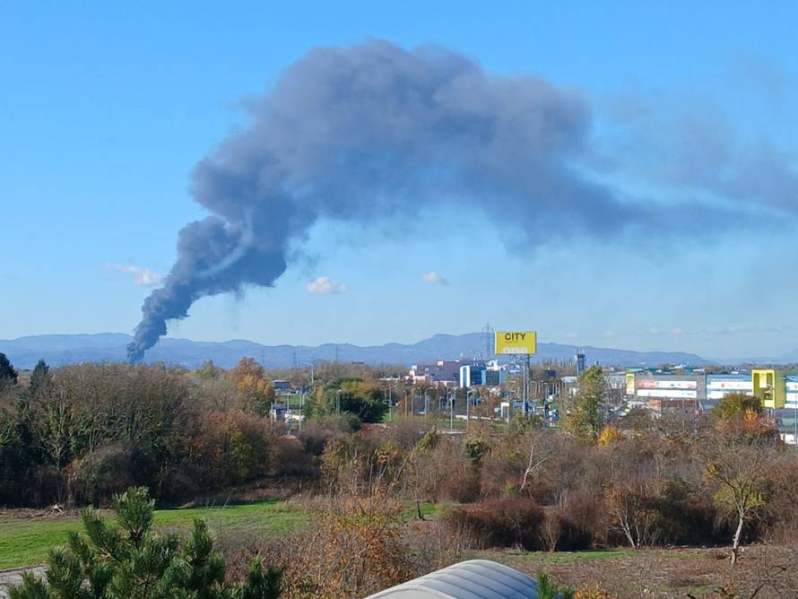 FOTO/VIDEO Još se dimi u Sv. Nedelji: 'Nije opasno za ljude'