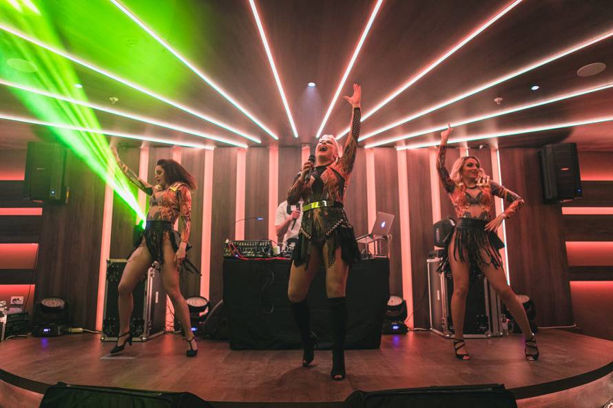 Preskočila je teški trening kod muža? Indiri se nazire trbuščić