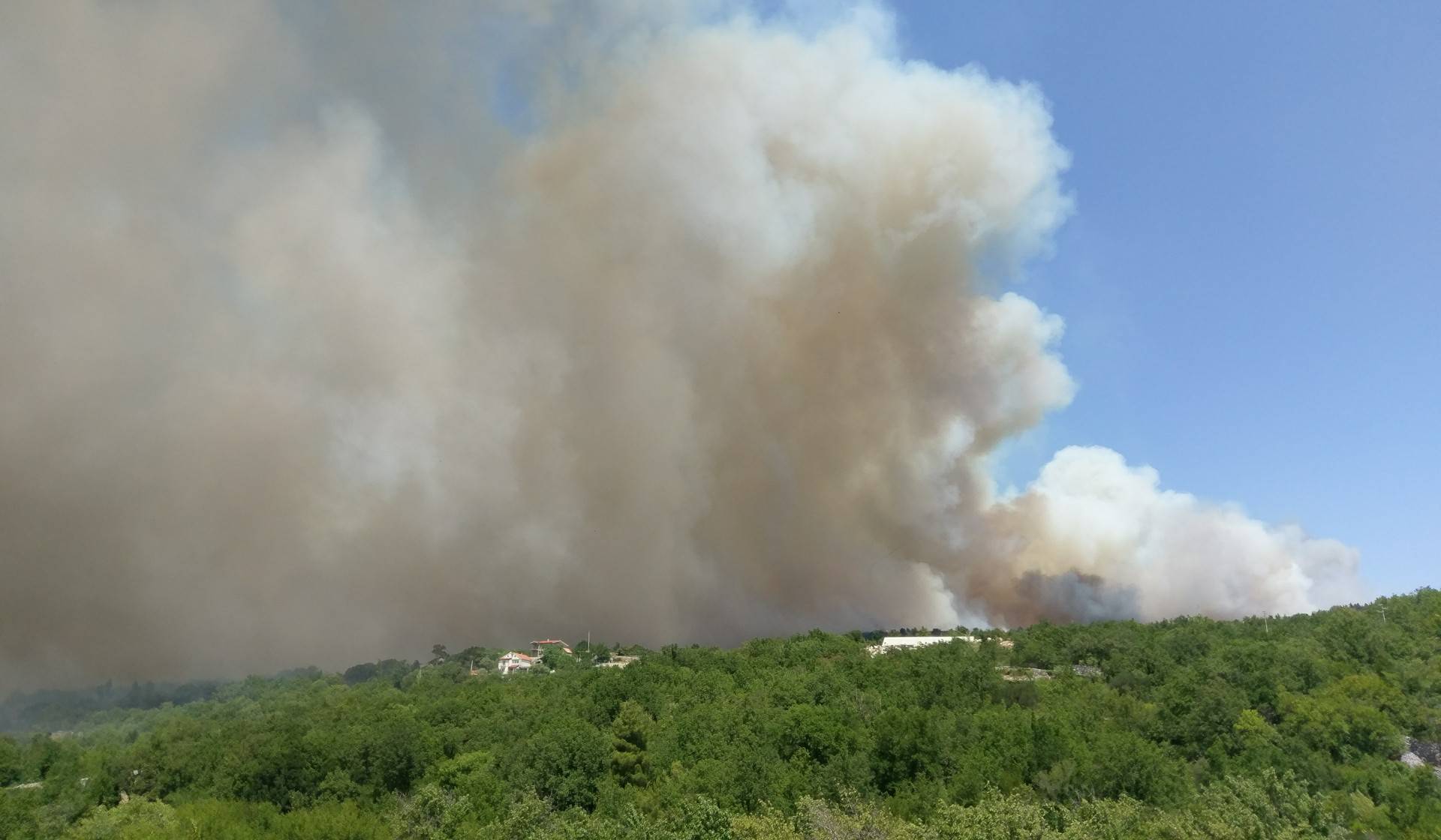 Kod Šibenika spasili kuće, gori kod Šestanovca, na Marjanu...