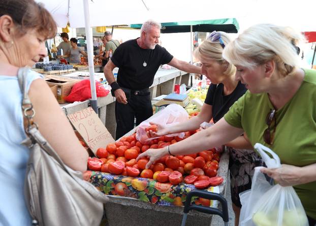 Šibenik: Bogata ponuda vo?a i povr?a na gradskoj tržnici