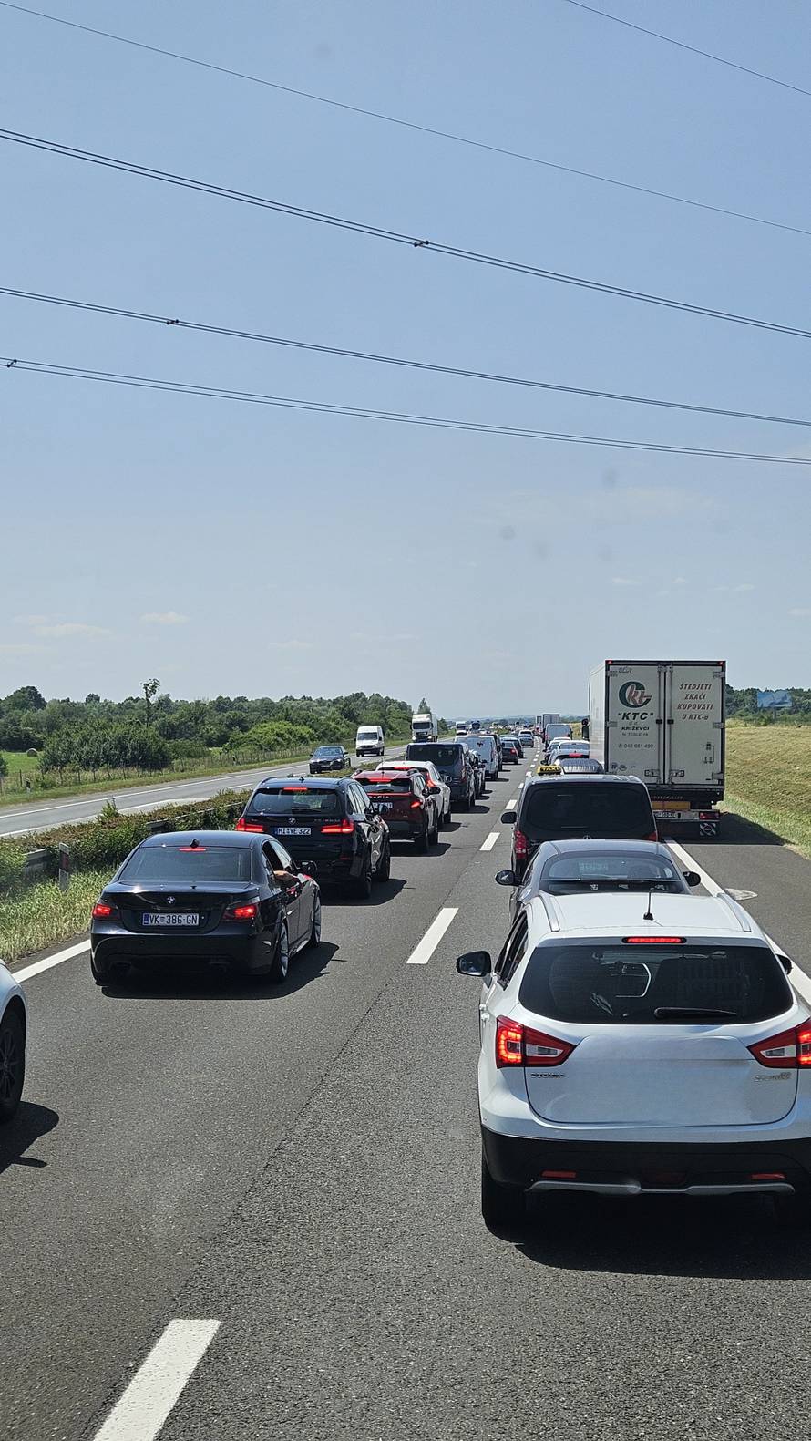FOTO Kaos zbog nesreće na A1: 'Pogledajte kako 'genijalac' pokušava zaobići kolonu...'