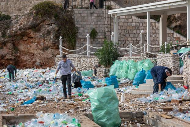 Dubrovnik: Čišćenje gradske plaže Banje od smeća i plastike nanesenih jugom